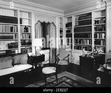 First Lady Jacqueline Kennedy (JBK) eröffnet die renovierte Bibliothek des Weißen Hauses. Blick auf die renovierte Bibliothek des Weißen Hauses; die Restaurierung der Bibliothek war ein Geschenk des American Institute of Interior Designers (AID). Washington, D.C.