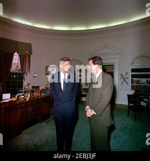 Besuch des Schauspielers Cliff Robertson. Präsident John F. Kennedy besucht den Schauspieler Cliff Robertson (rechts); Herr Robertson porträtierte den damaligen Leutnant John F. Kennedy im Film, u0022PT 109.u0022 Oval Office, White House, Washington, D.C. Stockfoto