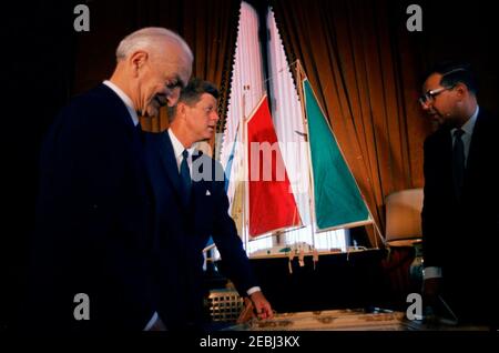 Reise nach Europa: Italien, Rom: Ankunft am Flughafen Fiumicino und Präsentation des Geschenks von Präsident Antonio Segni im Quirinale Palast. Präsident John F. Kennedy erhält Geschenke vom Präsidenten Italiens, Antonio Segni (links), im Quirinale Palast in Rom, Italien. Zu den erhaltenen Gegenständen gehören ein Spielzeug-Segelboot (im Bild) für den Sohn des Präsidenten Kennedyu2019s, John F. Kennedy, Jr. und Ölgemälde, die die Stadt Neapel darstellen. Rechts steht der Dolmetscher des US-Außenministeriums, Josu00e9 de Seabra. Stockfoto