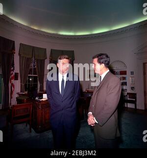 Besuch des Schauspielers Cliff Robertson. Präsident John F. Kennedy besucht den Schauspieler Cliff Robertson (rechts); Herr Robertson porträtierte den damaligen Leutnant John F. Kennedy im Film, u0022PT 109.u0022 Oval Office, White House, Washington, D.C. Stockfoto