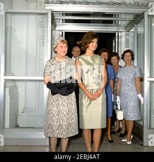First Lady Jacqueline Kennedyu0027s (JBK) Tee für Beamte der Kampagne des Nationalen Kulturzentrums. Gäste kommen im Weißen Haus an, um den First Lady Jacqueline Kennedyu0027s Tee für Beamte der Kampagne des Nationalen Kulturzentrums zu besuchen. Von links nach rechts: Ehemalige First Lady und ehrenamtliche Co-Vorsitzende der National Cultural Center Campaign, Mamie Eisenhower; Vorsitzender des Kuratoriums für das National Cultural Center, Roger L. Stevens (im Rücken); ehrenamtliche Co-Vorsitzende der National Cultural Center Campaign, Frau Kennedy; mitglied des Beratenden Ausschusses für die Künste für das Nationale Kulturzentrum, J Stockfoto