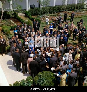 Besuch von Mexiko-US-Parlamentariern, 12:08pm Uhr. Präsident John F. Kennedy (links) spricht zu Mitgliedern der interparlamentarischen Gruppe Mexiko-USA. Auch im Bild: Senator Daniel Inouye (Hawaii); White House Communications Agency (WHCA) Officer, Joseph W. Culbreth; White House Stenographer, Jack Romagna; White House Korrespondent für die National Broadcasting Company (NBC), Sander Vanocur; White House Korrespondent für United Press International (UPI), Helen Thomas. Rose Garden, White House, Washington, D.C. [eine vollständige Teilnehmerliste finden Sie im Zeitplan für Presidentu2019s.] Stockfoto