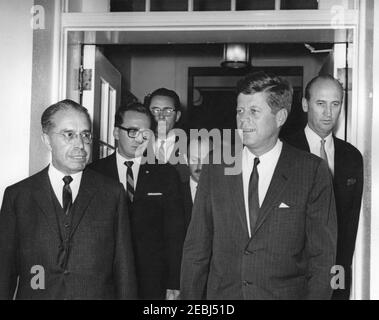 Treffen mit Dr. Victor Paz Estenssoro, Präsident von Bolivien, 4:00pm Uhr. Präsident John F. Kennedy verlässt das Weiße Haus mit Präsident von Bolivien, Vu00edctor Paz Estenssoro, nach einem Treffen. Von links nach rechts: Präsident Paz Estenssoro; Privatsekretär des Präsidenten Boliviens, Dr. Carlos Serrate Reich; Dolmetscher des US-Außenministeriums, Fernando van Reigersberg (ganz hinten); nicht identifiziert (teilweise versteckt); Präsident Kennedy; US-Protokollchef, Angier Biddle Duke. Eingang im Westflügel, weißes Haus, Washington, D.C. Stockfoto