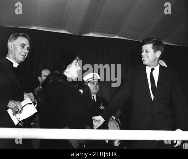 Dedication Ceremonies, Dulles International Airport, 11:12am Uhr. Präsident John F. Kennedy nimmt an der Einweihungszeremonie für den internationalen Flughafen Dulles Teil, benannt nach dem verstorbenen Außenminister John Foster Dulles. Von links nach rechts: Kaplan des Senats der Vereinigten Staaten, Reverend Frederick Brown Harris; nicht identifiziert (hinten); Janet Avery Dulles (Witwe des ehemaligen Sekretärs Dulles); Chef der Naval Operations, Admiral George W. Anderson, Jr.; Präsident Kennedy. Chantilly, Virginia. Stockfoto