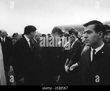 Dedication Ceremonies, Dulles International Airport, 11:12am Uhr. Präsident John F. Kennedy und der ehemalige Präsident, General Dwight D. Eisenhower (Mitte links), begrüßen die Teilnehmer der Einweihungszeremonie für den internationalen Flughafen Dulles, benannt nach dem verstorbenen Außenminister John Foster Dulles. Ebenfalls im Bild: Staatssekretär Dean Rusk; Administrator der Federal Aviation Agency (FAA), Najeeb Halaby; Geheimagent des Weißen Hauses, Ken Giannoules. Chantilly, Virginia. Stockfoto