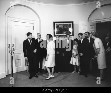 Präsentation des White House Guide Book 1st an Präsident Kennedy u0026 First Lady Jacqueline Kennedy (JBK), 4:25pm Uhr. Präsentation des neuen White House Guide Buchs an Präsident John F. Kennedy und First Lady Jacqueline Kennedy durch Mitglieder der National Geographic Society (NGS) und der White House Historical Association (WHHA); u0022The White House: An Historic Guide,u0022 eine gemeinsame Publikation der NGS und der WHA, wurde von Judd u0026 Detweiler, Inc. Gedruckt.von links nach rechts: Präsident Kennedy; Sekretär der Smithsonian Institution und Mitglied des Verwaltungsrats der WHA, Dr. Le Stockfoto