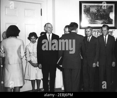 Präsentation des White House Guide Book 1st an Präsident Kennedy u0026 First Lady Jacqueline Kennedy (JBK), 4:25pm Uhr. Präsentation des neuen White House Guide Buchs an Präsident John F. Kennedy und First Lady Jacqueline Kennedy durch Mitglieder der National Geographic Society (NGS) und der White House Historical Association (WHHA); u0022The White House: An Historic Guide,u0022 eine gemeinsame Publikation der NGS und der WHA, wurde von Judd u0026 Detweiler, Inc. Von links nach rechts gedruckt: Mrs. Kennedy (zurück zur Kamera); White House Kuratorin, Lorraine Waxman Pearce; Secretary of the Smithsonian Institution Stockfoto