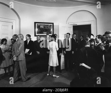 Präsentation des White House Guide Book 1st an Präsident Kennedy u0026 First Lady Jacqueline Kennedy (JBK), 4:25pm Uhr. Präsentation des neuen White House Guide Buchs an Präsident John F. Kennedy und First Lady Jacqueline Kennedy durch Mitglieder der National Geographic Society (NGS) und der White House Historical Association (WHHA); u0022The White House: An Historic Guide,u0022 eine gemeinsame Publikation von NGS und WHA, gedruckt von Judd u0026 Detweiler, Inc. Links nach rechts: Vorsitzender der Fine Arts Commission und Vorsitzender des Verwaltungsrats der WHA, David E. Finley (meist HID Stockfoto