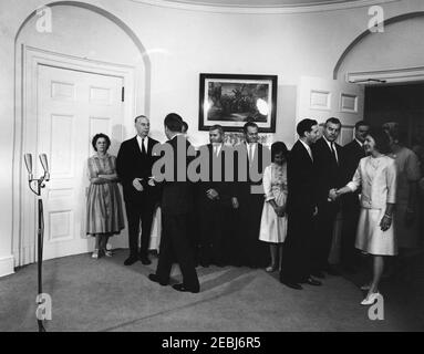 Präsentation des White House Guide Book 1st an Präsident Kennedy u0026 First Lady Jacqueline Kennedy (JBK), 4:25pm Uhr. Präsentation des neuen White House Guide Buchs an Präsident John F. Kennedy und First Lady Jacqueline Kennedy durch Mitglieder der National Geographic Society (NGS) und der White House Historical Association (WHHA); u0022The White House: An Historic Guide,u0022 eine gemeinsame Publikation von NGS und WHA, gedruckt von Judd u0026 Detweiler, Inc. Links nach rechts: Ann Mehl von WHHA; Sekretärin der Smithsonian Institution und Mitglied des Verwaltungsrats der WHHA, Dr. Stockfoto