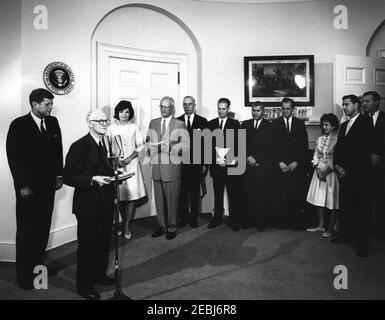 Präsentation des White House Guide Book 1st an Präsident Kennedy u0026 First Lady Jacqueline Kennedy (JBK), 4:25pm Uhr. Präsentation des neuen White House Guide Buchs an Präsident John F. Kennedy und First Lady Jacqueline Kennedy durch Mitglieder der National Geographic Society (NGS) und der White House Historical Association (WHHA); u0022The White House: An Historic Guide,u0022 eine gemeinsame Publikation der NGS und der WHA, wurde von Judd u0026 Detweiler, Inc., Vorsitzender der Fine Arts Commission und Vorsitzender des Vorstands der WHHA, David E. Finley (AT Mikrofone), gedruckt Stockfoto