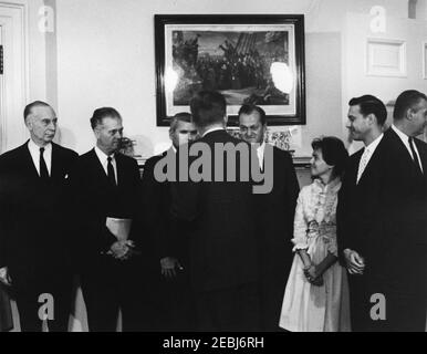 Präsentation des White House Guide Book 1st an Präsident Kennedy u0026 First Lady Jacqueline Kennedy (JBK), 4:25pm Uhr. Präsentation des neuen White House Guide Buchs an Präsident John F. Kennedy und First Lady Jacqueline Kennedy durch Mitglieder der National Geographic Society (NGS) und der White House Historical Association (WHHA); u0022The White House: An Historic Guide,u0022 eine gemeinsame Publikation der NGS und der WHA, wurde von Judd u0026 Detweiler, Inc. Gedruckt.Links nach rechts: Sekretär der Smithsonian Institution und Mitglied des Verwaltungsrats der WHHA, Dr. Leonard Carmichael; E Stockfoto