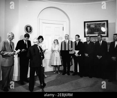 Präsentation des White House Guide Book 1st an Präsident Kennedy u0026 First Lady Jacqueline Kennedy (JBK), 4:25pm Uhr. Präsentation des neuen White House Guide Buchs an Präsident John F. Kennedy und First Lady Jacqueline Kennedy durch Mitglieder der National Geographic Society (NGS) und der White House Historical Association (WHHA); u0022The White House: An Historic Guide,u0022 eine gemeinsame Publikation der NGS und der WHA, wurde von Judd u0026 Detweiler, Inc. Gedruckt.Links nach rechts: Präsident und Herausgeber der NGS, Dr. Melville Bell Grosvenor; Präsident Kennedy; Vorsitzender der Fine Arts Commissio Stockfoto