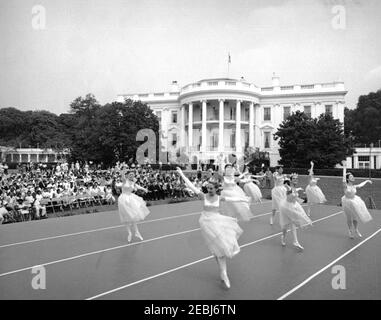First Lady Jacqueline Kennedyu0027s (JBK) Musikprogramm für Jugendliche, 10:35am. Balletttänzer vom National Music Camp in Interlochen, Michigan, treten auf dem South Lawn während der vierten Serie von Musical Programs for Youth in First Lady Jacqueline Kennedyu2019s von Youth auf. White House, Washington, D.C. Stockfoto