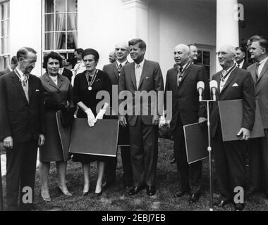 Verleihung der Distinguished Civilian Service Awards Presidentu2019s, 12:00pm Uhr. Präsident John F. Kennedy steht mit den Preisträgern bei der Verleihung des Preises Presidentu2019s für den Distinguished Federal Civilian Service. Von links nach rechts (im Vordergrund): Career Ambassador, Llewellyn E. Thompson; Virginia Lyon (Annahme der Auszeichnung im Namen ihres Mannes, Dr. Waldo K. Lyon, Leiter der Submarine and Arctic Research Branch des U.S. Navy Electronics Laboratory); Dr. Frances Oldham Kelsey, Ärztlicher Leiter der Food and Drug Administration (FDA); Leiter der Abteilung für Stockfoto