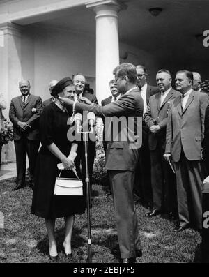 Verleihung der Distinguished Civilian Service Awards Presidentu2019s, 12:00pm Uhr. Verleihung des Preises Presidentu2019s für den ausgezeichneten Zivildienst des Bundes. Präsident John F. Kennedy überreicht die Auszeichnung an Dr. Frances Oldham Kelsey (links), Medical Officer der Food and Drug Administration (FDA). Blick auf (L-R): Administrator der Housing and Home Finance Agency (HHFA), Robert C. Weaver; Preisträger und Präsident der Bundeshypothek der HHFA, J. Stanley Baughman (meist versteckt); Senator Hubert H. Humphrey (Minnesota); Vertreter Stockfoto