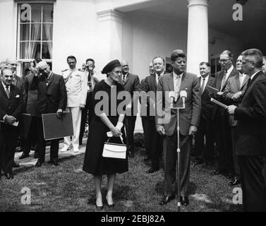 Verleihung der Distinguished Civilian Service Awards Presidentu2019s, 12:00pm Uhr. Verleihung des Preises Presidentu2019s für den ausgezeichneten Zivildienst des Bundes. Präsident John F. Kennedy (bei Mikrofonen) und andere hören zu, als Executive Secretary des Distinguished Civilian Service Awards Board und Chairman der U.S. Civil Service Commission, John W. Macy, Jr. (ganz rechts), die Zitation für den Preisträger und Medical Officer der Food and Drug Administration (FDA) liest, Dr. Frances Oldham Kelsey (Mitte links). Im Hintergrund (L-R): Sekretär des Departements Stockfoto