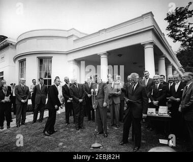 Verleihung der Distinguished Civilian Service Awards Presidentu2019s, 12:00pm Uhr. Präsident John F. Kennedy (AT Microphones) nimmt an der Verleihung des Preises Presidentu2019s für den Distinguished Federal Civilian Service Teil. Executive Secretary of the Distinguished Civilian Service Awards Board and Chairman of the U.S. Civil Service Commission, John W. Macy, Jr. (rechts, im Vordergrund), liest die Zitation für den Preisträger und Direktor des bemannten Raumfahrtzentrums, Dr. Robert Gilruth. Von links nach rechts: Sekretär des Ministeriums für Gesundheit, Bildung und Wohlfahrt (HEW), Anthony J. Stockfoto