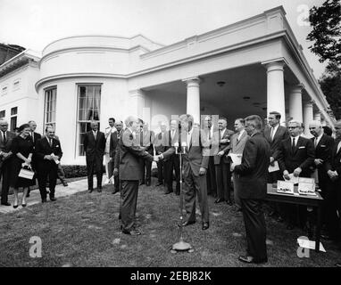 Verleihung der Distinguished Civilian Service Awards Presidentu2019s, 12:00pm Uhr. Verleihung des Preises Presidentu2019s für den ausgezeichneten Zivildienst des Bundes. Präsident John F. Kennedy schüttelt sich die Hände mit dem Leiter der Abteilung für kardiorespiratorische Erkrankungen am Walter Reed Army Institute of Research, Dr. Donald E. Gregg (Mitte links), bevor er ihm die Auszeichnung überreicht. Der Sekretär der Armee, Cyrus R. Vance (teilweise versteckt), steht hinter Dr. Gregg; Executive Secretary des Distinguished Civilian Service Awards Board und Vorsitzender der U.S. Civil Service Commission Stockfoto