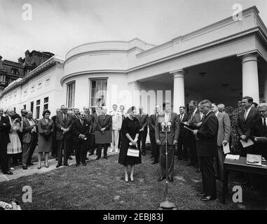 Verleihung der Distinguished Civilian Service Awards Presidentu2019s, 12:00pm Uhr. Verleihung des Preises Presidentu2019s für den ausgezeichneten Zivildienst des Bundes. Präsident John F. Kennedy (bei Mikrofonen) und andere hören zu, als Executive Secretary des Distinguished Civilian Service Awards Board und Chairman der U.S. Civil Service Commission, John W. Macy, Jr. (ganz rechts), die Zitation für den Preisträger und Medical Officer der Food and Drug Administration (FDA) liest, Dr. Frances Oldham Kelsey (Mitte). Im Hintergrund (L-R): Staatssekretär Dean Rusk (pa Stockfoto