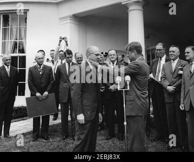 Verleihung der Distinguished Civilian Service Awards Presidentu2019s, 12:00pm Uhr. Verleihung des Preises Presidentu2019s für den ausgezeichneten Zivildienst des Bundes. Präsident John F. Kennedy überreicht die Auszeichnung an den Leiter der Abteilung für kardiorespiratorische Erkrankungen am Walter Reed Army Institute of Research, Dr. Donald E. Gregg (Mitte). Im Hintergrund stehend (L-R): astronaut Colonel John H. Glenn, Jr.; Preisträger und Direktor des bemannten Raumfahrtzentrums, Dr. Robert Gilruth; Naval Aide to the President, Captain Tazewell T. Shepard, Jr. (hinten, meist versteckt); uniden Stockfoto