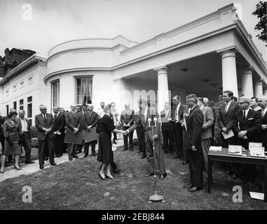 Verleihung der Distinguished Civilian Service Awards Presidentu2019s, 12:00pm Uhr. Verleihung des Preises Presidentu2019s für den ausgezeichneten Zivildienst des Bundes. Präsident John F. Kennedy schüttelt die Hände mit Dr. Frances Oldham Kelsey (Mitte links), dem medizinischen Beauftragten der FDA, bevor er ihr die Auszeichnung überreicht. Der Sekretär des Ministeriums für Gesundheit, Bildung und Wohlfahrt (HEW), Anthony J. Celebrezze (meist versteckt), steht hinter Dr. Kelsey; Executive Secretary des Distinguished Civilian Service Awards Board und Chairman der US Civi Stockfoto