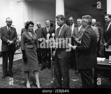 Verleihung der Distinguished Civilian Service Awards Presidentu2019s, 12:00pm Uhr. Verleihung des Preises Presidentu2019s für den ausgezeichneten Zivildienst des Bundes. Präsident John F. Kennedy (AT Microphones) hält Bemerkungen vor der Verleihung des Preises an Virginia Lyon (Annahme im Namen ihres Mannes, Dr. Waldo K. Lyon, Leiter der Submarine and Arctic Research Branch des U.S. Navy Electronics Laboratory). Von links nach rechts: Marinesekretär Fred Korth; Frau Lyon; Preisträgerin und Präsidentin des Bundesverbandes für Hypothekendarlehen der Wohnungsbaugesellschaft und des Heimatfinans Stockfoto