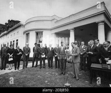 Verleihung der Distinguished Civilian Service Awards Presidentu2019s, 12:00pm Uhr. Verleihung des Preises Presidentu2019s für den ausgezeichneten Zivildienst des Bundes. Präsident John F. Kennedy und andere hören zu als Vorsitzender des Distinguished Civilian Service Awards Board und Administrator der National Aeronautics and Space Administration (NASA), Dr. James E. Webb (AT Microphones), hält er Bemerkungen. Von links nach rechts: Sekretär der Marine, Fred Korth; Preisträger und medizinischer Offizier für die Food and Drug Administration (FDA), Dr. Frances Oldham Kelsey; Sekretär des Depar Stockfoto