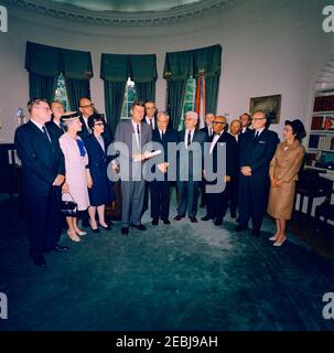 Besuch der Kommission zur Registrierung u0026 Teilnahme an der Abstimmung, 12:25pm Uhr. Präsident John F. Kennedy besucht mit Mitgliedern der Presidentu0027s Kommission für Registrierung und Wahlbeteiligung. Aufgeführt in der Presidentu2019s Zeitplan: Brendan Byrne, Robert Forsythe, Evron Kirkpatrick, Bradshaw Minterer, John Perkins, Ruth S. Phillips, Roy Reuther, Richard M. Scammon, Victoria Schuck, Leon Washington, Donald Herzberg, Robert Sickels, Allen Hoffard, Frances Hull, und John E. Hull. Oval Office, White House, Washington, D.C. Stockfoto