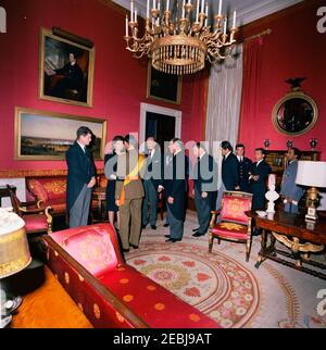 Staatsbegräbnis von Präsident Kennedy: Weißes Haus, nach Beerdigung Empfang. Jacqueline Kennedy und Senator Edward M. Kennedy (Massachusetts) begrüßen die Gäste während eines Empfangs im Weißen Haus nach dem Staatsbegräbnis von Präsident John F. Kennedy; Frau Kennedy besucht mit Prinz Jean von Luxemburg. Ebenfalls im Bild: Luxemburgischer Außenminister Eugu00e8ne Schaus; Botschafter Luxemburgs, Georges Heisbourg; Prinz Moulay Abdallah von Marokko; Außenminister Marokkos, Ahmed-Reu0301da Guedira; US-Protokollchef Angier Biddle Duke. Red Room, White House, Washingto Stockfoto