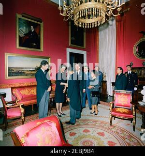 Staatsbegräbnis von Präsident Kennedy: Weißes Haus, nach Beerdigung Empfang. Jacqueline Kennedy und Senator Edward M. Kennedy (Massachusetts) begrüßen die Gäste bei einem Empfang im Weißen Haus nach dem Staatsbegräbnis von Präsident John F. Kennedy; Frau Kennedy schüttelt die Hände mit dem Präsidenten der Philippinen, Diosdado Macapagal. Ebenfalls im Bild: First Lady of the Philippines, Dr. Eva Macapagal; US-Chef des Protokolls, Angier Biddle Duke; Air Force Aide to President Kennedy, Brigadier General Godfrey T. McHugh. Red Room, White House, Washington, D.C. Stockfoto