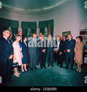 Besuch der Kommission zur Registrierung u0026 Teilnahme an der Abstimmung, 12:25pm Uhr. Präsident John F. Kennedy besucht mit Mitgliedern der Presidentu0027s Kommission für Registrierung und Wahlbeteiligung. Aufgeführt in der Presidentu2019s Zeitplan: Brendan Byrne, Robert Forsythe, Evron Kirkpatrick, Bradshaw Minterer, John Perkins, Ruth S. Phillips, Roy Reuther, Richard M. Scammon, Victoria Schuck, Leon Washington, Donald Herzberg, Robert Sickels, Allen Hoffard, Frances Hull, und John E. Hull. Oval Office, White House, Washington, D.C. [Flecken in der oberen Hälfte des Bildes sind original auf das Negative.] Stockfoto