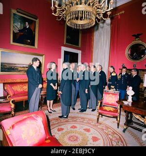 Staatsbegräbnis von Präsident Kennedy: Weißes Haus, nach Beerdigung Empfang. Jacqueline Kennedy und Senator Edward M. Kennedy (Massachusetts) begrüßen die Gäste während eines Empfangs im Weißen Haus, nach dem Staatsbegräbnis von Präsident John F. Kennedy; Frau Kennedy besucht mit einem unbekannten Mann. Ebenfalls im Bild: Botschafter von Portugal, Dr. Pedro Teotu00f3nio Pereira; Präsident der Corporate Chamber von Portugal, Clotu00e1rio Luu00eds Supico Pinto; US-Chef des Protokolls, Angier Biddle Duke; Air Force Aide to President Kennedy, Brigadier General Godfrey T. McHugh. Rotes Zimmer, Weisses Haus, Waschen Stockfoto