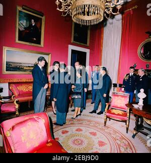 Staatsbegräbnis von Präsident Kennedy: Weißes Haus, nach Beerdigung Empfang. Jacqueline Kennedy und Senator Edward M. Kennedy (Massachusetts) begrüßen die Gäste während eines Empfangs im Weißen Haus nach dem Staatsbegräbnis von Präsident John F. Kennedy; Frau Kennedy besucht den Präsidenten der Philippinen, Diosdado Macapagal. Ebenfalls abgebildet: First Lady der Philippinen, Dr. Eva Macapagal; Minister für auswärtige Angelegenheiten Mexikos, Manuel Tello; US-Chef des Protokolls, Angier Biddle Duke; Air Force Aide to President Kennedy, Brigadier General Godfrey T. McHugh. Red Room, White House, Washington, D.C. Stockfoto