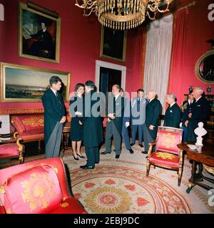 Staatsbegräbnis von Präsident Kennedy: Weißes Haus, nach Beerdigung Empfang. Jacqueline Kennedy und Senator Edward M. Kennedy (Massachusetts) begrüßen die Gäste während eines Empfangs im Weißen Haus, nach dem Staatsbegräbnis von Präsident John F. Kennedy; Frau Kennedy besucht mit Botschafter von Indien, B. K. Nehru. Ebenfalls im Bild: Bundesrat der Schweiz, Friedrich T. Wahlen; Generalsekretär des Eidgenössischen Politischen Departements der Schweizerischen Föderation, Pierre Micheli; Botschafter der Schweiz, Alfred Zehnder; US-Protokollchef, Angier Biddle Duke; Luftwaffe Aide an Präsident Kennedy, Überbrücke Stockfoto
