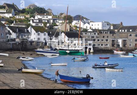 Gezeiten kommen am Stadtstrand von Hugh Town auf St Marys, Isles of Scilly. Das Atlantic Hotel überblickt den Hafen mit dem Star Castle Hotel oben auf dem Th Stockfoto