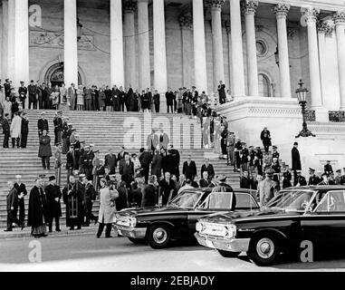 Staatsfuneral von Präsident Kennedy: Liegen im Zustand am Kapitol der Vereinigten Staaten, Abgang von Kennedy Familie. Trauernde stehen vor dem US-Kapitolgebäude, wo der verstorbene Präsident John F. Kennedy im Staat liegt. Zu den abgebildeten gehören: Reverend Francis B. Sayre, Jr.; Handelsminister Luther H. Hodges; Staatssekretär Dean Rusk; Oberrichter des Obersten Gerichtshofs, Earl Warren; Landwirtschaftsminister Orville L. Freeman. Washington, D.C. Stockfoto