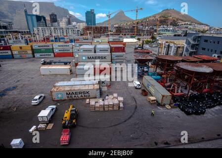 Kapstadt, Südafrika -- 8. Januar 2018. Ein Weitwinkelfoto mit Transportcontainern mit Blick auf einen funktionierenden Hafen in Südafrika. Stockfoto
