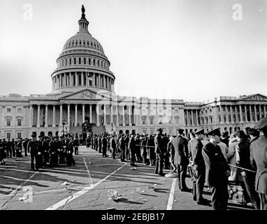 Staatsfuneral von Präsident Kennedy: Liegen im Zustand am Kapitol der Vereinigten Staaten, Abgang von Kennedy Familie. Trauernde und Militärpersonal stehen vor dem US-Kapitolgebäude, wo der verstorbene Präsident John F. Kennedy im Staat liegt. Washington, D.C. Stockfoto