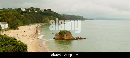 Panoramablick auf den malerischen Nordstrand in der historischen Küstenstadt Tenby im Südwesten von Wales. Sandstrand beginnt Ausläufer einer Klippe und die Stockfoto