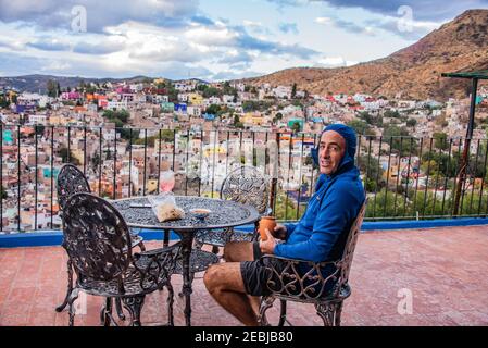 Trinken Sie ein Glas margarita mit Blick auf das UNESCO-Weltkulturerbe Centro Historico in Guanajuato, Mexiko Stockfoto