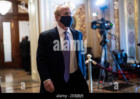 Washington, USA. Februar 2021, 12th. WASHINGTON, DC - 12. FEBRUAR: David Schoen, Anwalt des ehemaligen Präsidenten Donald Trump, geht am vierten Tag der Amtsenthebung des ehemaligen Präsidenten Donald Trump auf dem Capitol Hill am Freitag, den 12. Februar 2021 in Washington, DC vom Senatsgeschoss durch den Empfangsraum des Senats. (Foto von Jabin Botsford/Pool/Sipa USA) Quelle: SIPA USA/Alamy Live News Stockfoto