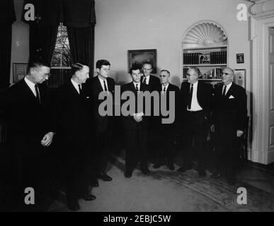 Besuch der Empfänger der Rockefeller Public Service Awards 1962, 10:20am Uhr. Präsident John F. Kennedy besucht die Empfänger der Rockefeller Public Service Awards 1962. In der Liste Presidentu2019s aufgeführt: Präsident der Federal National Mortgage Association, J. Stanley Baughman; Assistent General Counsel für das Department of Health, Education, and Welfare (HEW), Reginald G. Conley; National Aeronautics and Space Administration (NASA) Deputy Administrator, Hugh L. Dryden; Stellvertretender Direktor für Forschung und Entwicklung für das Census Bureau, Morris H. Hansen; Botschafter im Großen, Stockfoto