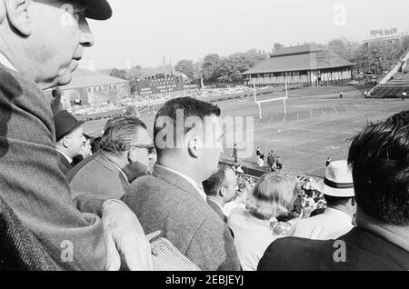 Reise nach Maine u0026 Massachusetts: Massachusetts, Boston, Harvard-Columbia Football Game, 1:50pm Uhr. Pressesekretär Pierre Salinger nimmt an einem Fußballspiel zwischen der Harvard University und der Columbia University Teil. Harvard Stadium, Boston, Massachusetts. Stockfoto