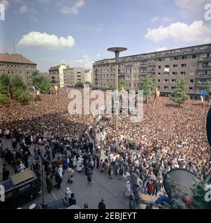 Europa-Reise: Deutschland, West-Berlin, Präsident Kennedy spricht im Rathaus Schu00f6neberg, 12:50pm Uhr. Am Rudolph Wilde Platz in West-Berlin (Bundesrepublik) versammeln sich Menschenmassen, um von den Stufen des West Berlinu2019s Rathauses, Rathaus Schu00f6neberg, Präsident John F. Kennedy zu hören. Stockfoto
