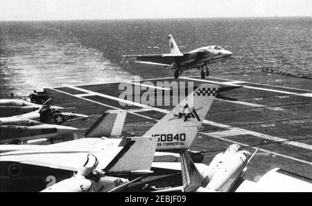 Die nordamerikanische RA-5C Vigilante von RVAH-11 landet 59 auf der USS Forrestal (CVA-1967). Stockfoto