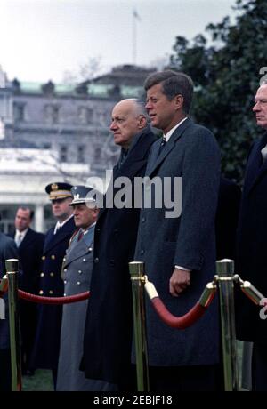 Eröffnungszeremonie für Jorge Alessandri Rodru00edguez, Präsident von Chile, 11:15am Uhr. Ankunftszeremonie für den Präsidenten von Chile, Jorge Alessandri Rodru00edguez. Auf der Überprüfungsplattform im Vordergrund (L-R): Präsident Alessandri Rodru00edguez; Präsident John F. Kennedy; US-Unterstaatssekretär George Ball. South Lawn, White House, Washington, D.C. Stockfoto