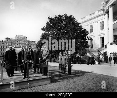 Ankunftszeremonie für Abdirashid Ali Shermarke, Premierminister der somalischen Republik, 11:45am Uhr. Präsident John F. Kennedy hält bei den Ankunftszeremonien zu Ehren des Ministerpräsidenten der Somalischen Republik, Dr. Abdirashid Ali Shermarke, Bemerkungen. Auf der Überprüfungsplattform (L-R) stehen: Premierminister Shermarke; Außenminister der somalischen Republik, Abdullahi Issa Mohamud; Botschafter der somalischen Republik, Dr. Omar Mohallim Mohamed; Präsident Kennedy (an Mikrofonen); Stabschef der US-Armee, General Earle G. Wheeler (hinten, meist versteckt); US-Außenministerium inte Stockfoto