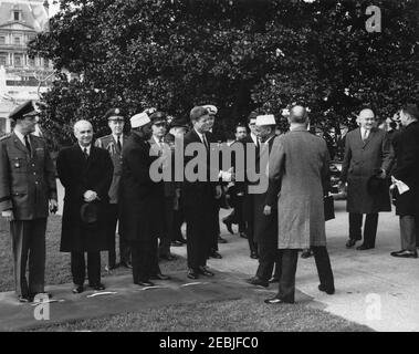 Ankunftszeremonie für Abdirashid Ali Shermarke, Premierminister der somalischen Republik, 11:45am Uhr. Ankunftszeremonien für den Premierminister der somalischen Republik, Dr. Abdirashid Ali Shermarke. Präsident John F. Kennedy begrüßt den Außenminister der somalischen Republik, Abdullahi Issa Mohamud, in der Empfangsleitung. Von links nach rechts: Stabschef der United States Army, General Earle G. Wheeler; US-Stellvertretender Staatssekretär für afrikanische Angelegenheiten, Henry J. Tasca; militärische Seite an Präsident Kennedy, General Chester V. Clifton (hinten); Premierminister Shermarke; Air Force Aide To Stockfoto