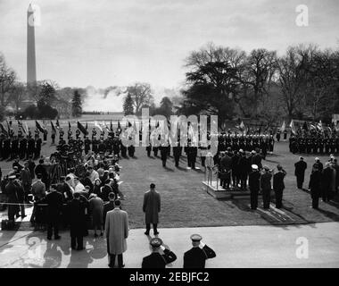 Ankunftszeremonie für Abdirashid Ali Shermarke, Premierminister der somalischen Republik, 11:45am Uhr. Ankunftszeremonien für den Premierminister der somalischen Republik, Dr. Abdirashid Ali Shermarke, auf dem South Lawn des Weißen Hauses, Washington, D.C. die Teilnehmer beobachten, wie die Ehrenwachen der Streitkräfte einen 19-Kanonen-Gruß vorführen. Das Washington Monument ist im Hintergrund zu sehen. Stockfoto