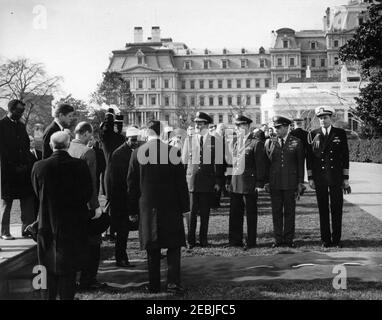 Ankunftszeremonie für Abdirashid Ali Shermarke, Premierminister der somalischen Republik, 11:45am Uhr. Präsident John F. Kennedy und Premierminister der Somalischen Republik, Dr. Abdirashid Ali Shermarke (Mitte links), verlassen die Überprüfungsplattform nach den Ankunftszeremonien zu Ehren von Premierminister Shermarke; Botschafter der Somalischen Republik, Dr. Omar Mohallim Mohamed, geht hinter Präsident Kennedy zurück. Rechts von der Plattform (L-R): Stabschef der US-Armee, General Earle G. Wheeler; militärische Seite an Präsident Kennedy, General Chester V. Clifton; Luftwaffenaide an Präsident Ke Stockfoto